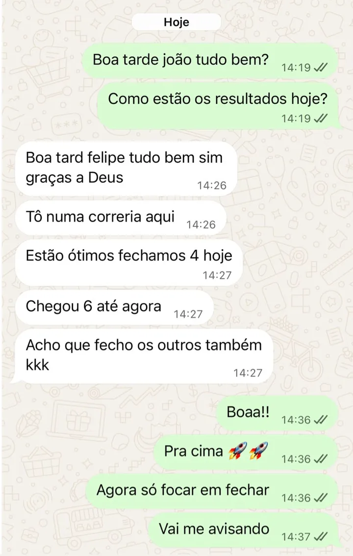 Conversa no WhatsApp: o cliente diz que está numa correria, chegaram 6 clientes, fechou 4 no dia e acha que fecha os outros também.