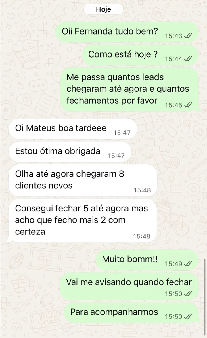 Conversa no WhatsApp: a cliente conta que chegaram 8 clientes novos, fechou 5 e acha que fecha mais 2 com certeza.